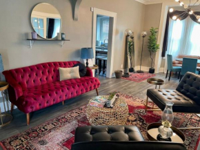 Cozy vintage getaway minutes from downtown